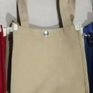 Drobinis rankinukas su kišenėmis 4