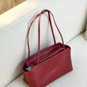 Minimalistinė odinė rankinė po pažastimi 1