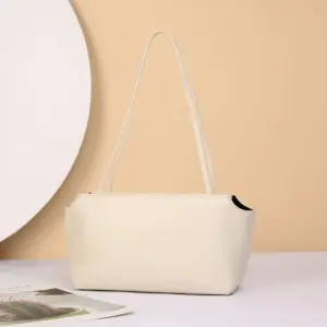 Minimalistinė odinė rankinė po pažastimi 2