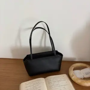 Minimalistinė odinė rankinė po pažastimi – Juoda