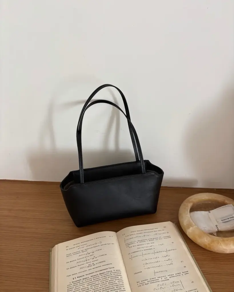 Minimalistinė odinė rankinė po pažastimi – Juoda
