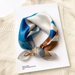 Šilko tekstūros kaklaskarė, 53 × 53 cm – Mėlyna geometrinė