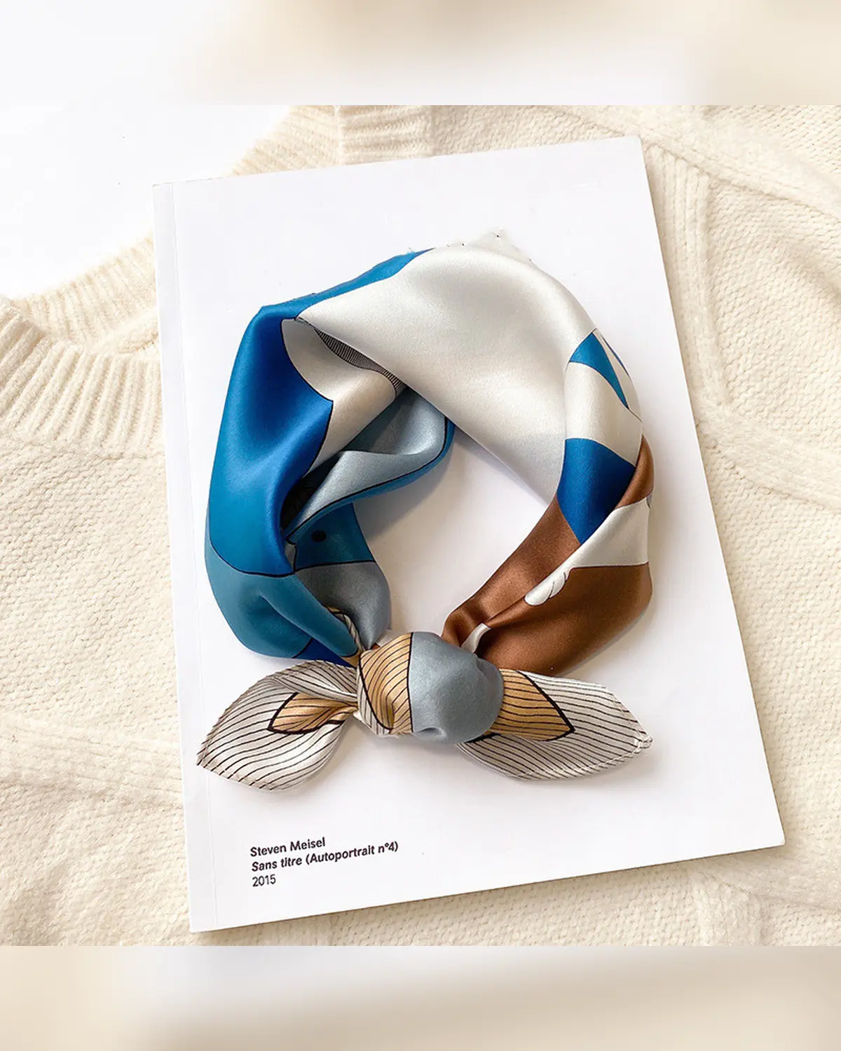 Šilko tekstūros kaklaskarė, 53 × 53 cm – Mėlyna geometrinė