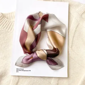 Šilko tekstūros kaklaskarė, 53 × 53 cm – Slyvinė geometrinė